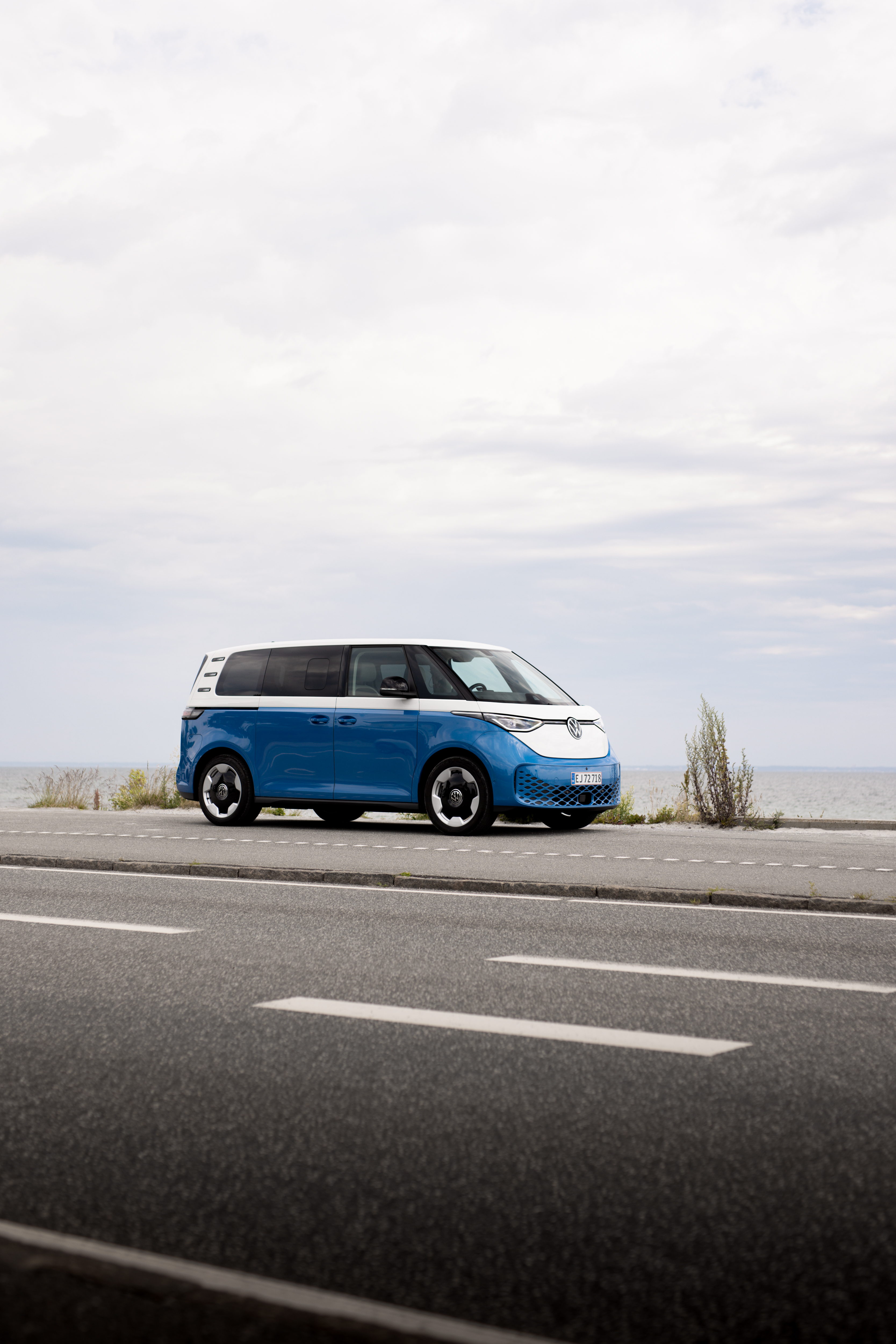 Id Buzz blå og hvid fra Semler Mobility på vej