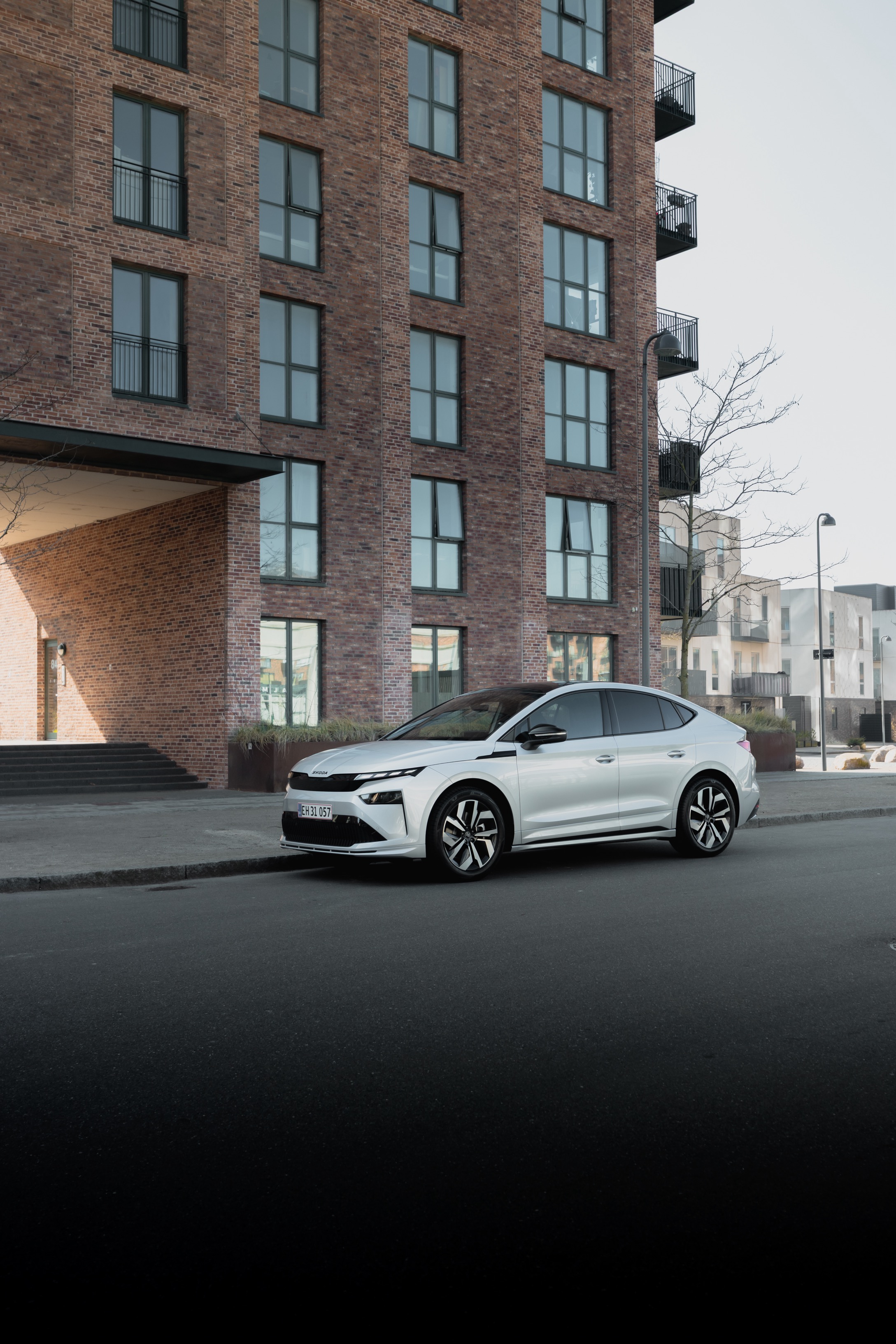 Oplev ny skoda enyaq sølv udenfor