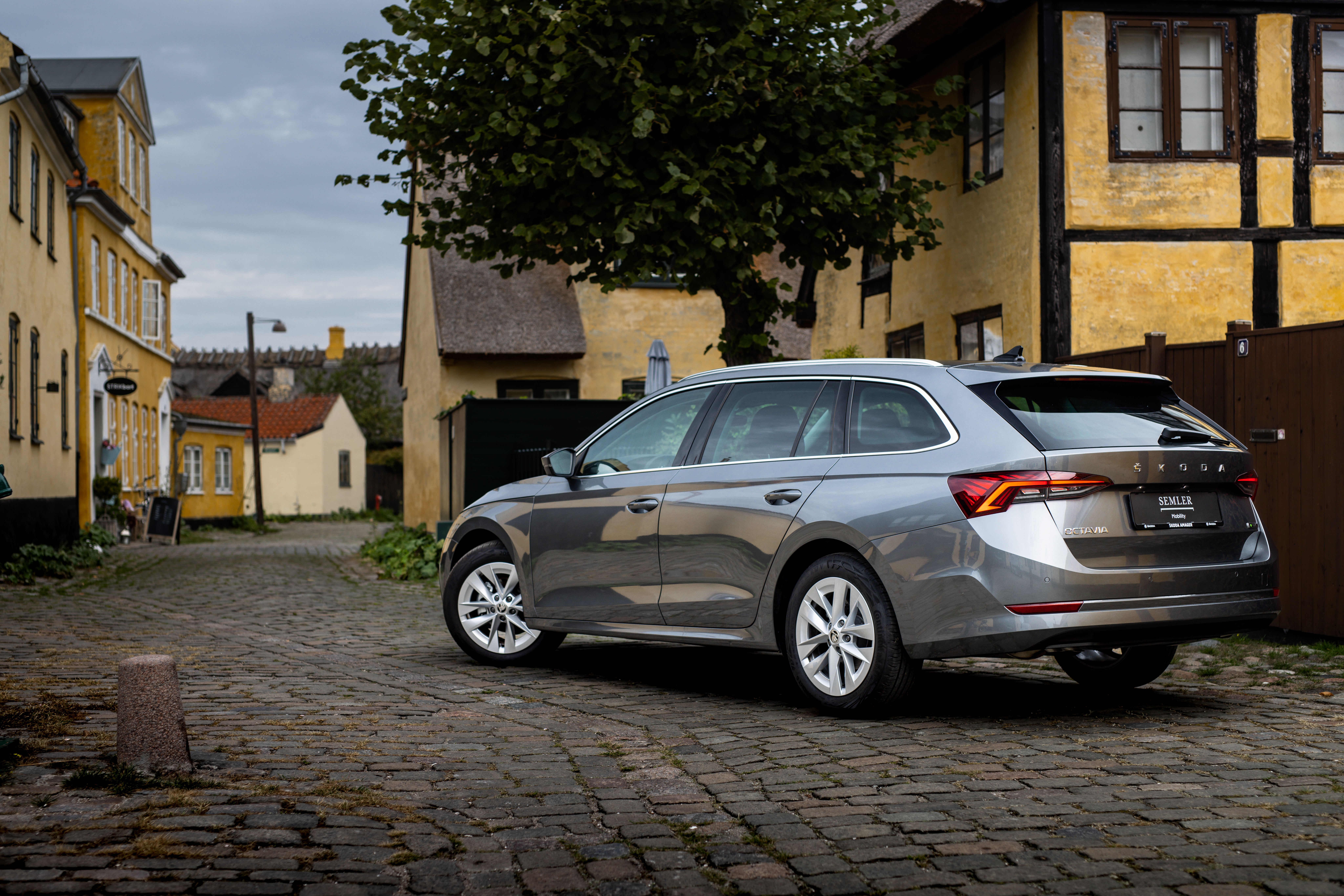 Grå Skoda Octavia Semler Mobility