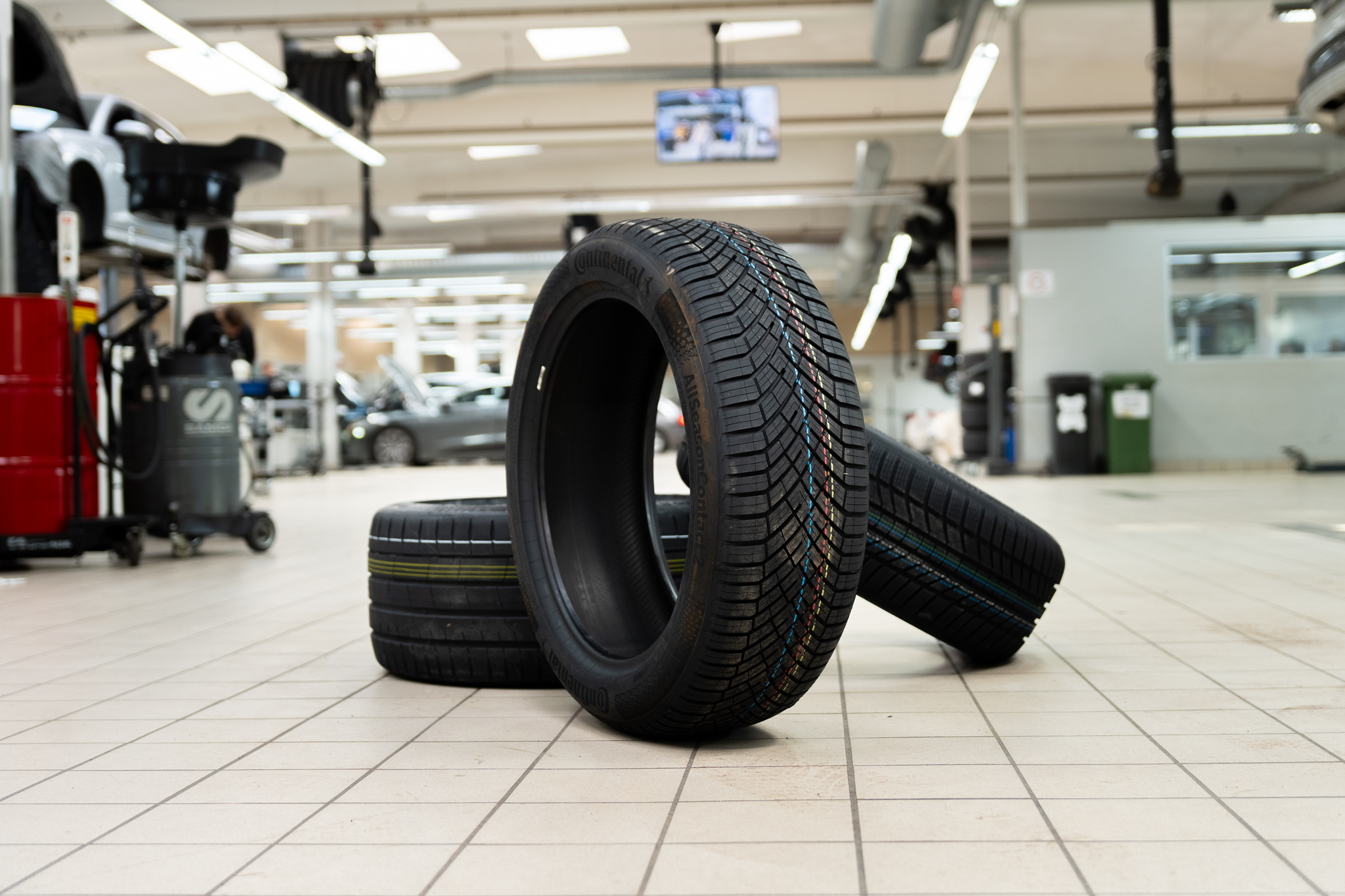 tre dæk på værkstedet